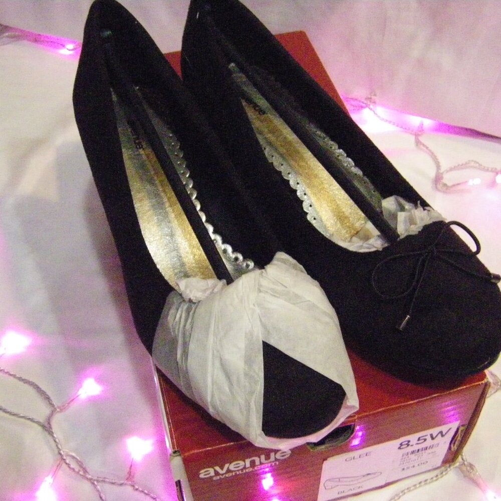 Avenue Glee Low Pump Black Suede Bow Women's Size 8.5 Wide New In Box